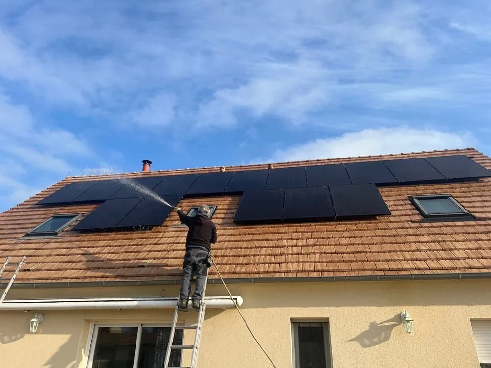 Entretien de panneaux photovoltaïques sur une toiture